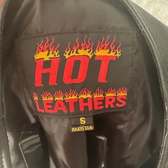 Women's Black Leather Vest with Zipper Details - Picture 2 of 4